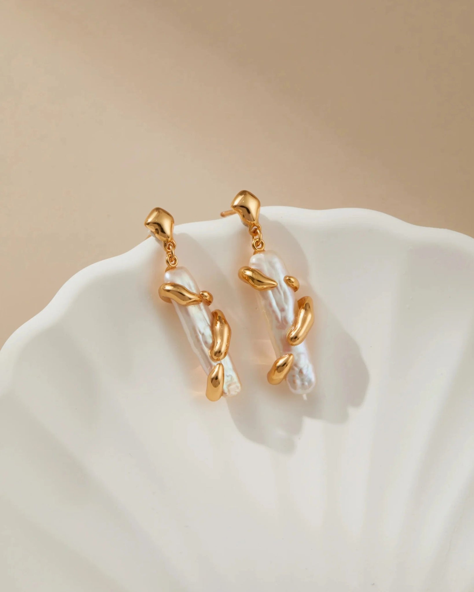 baroque-pearl-earrings-876623.