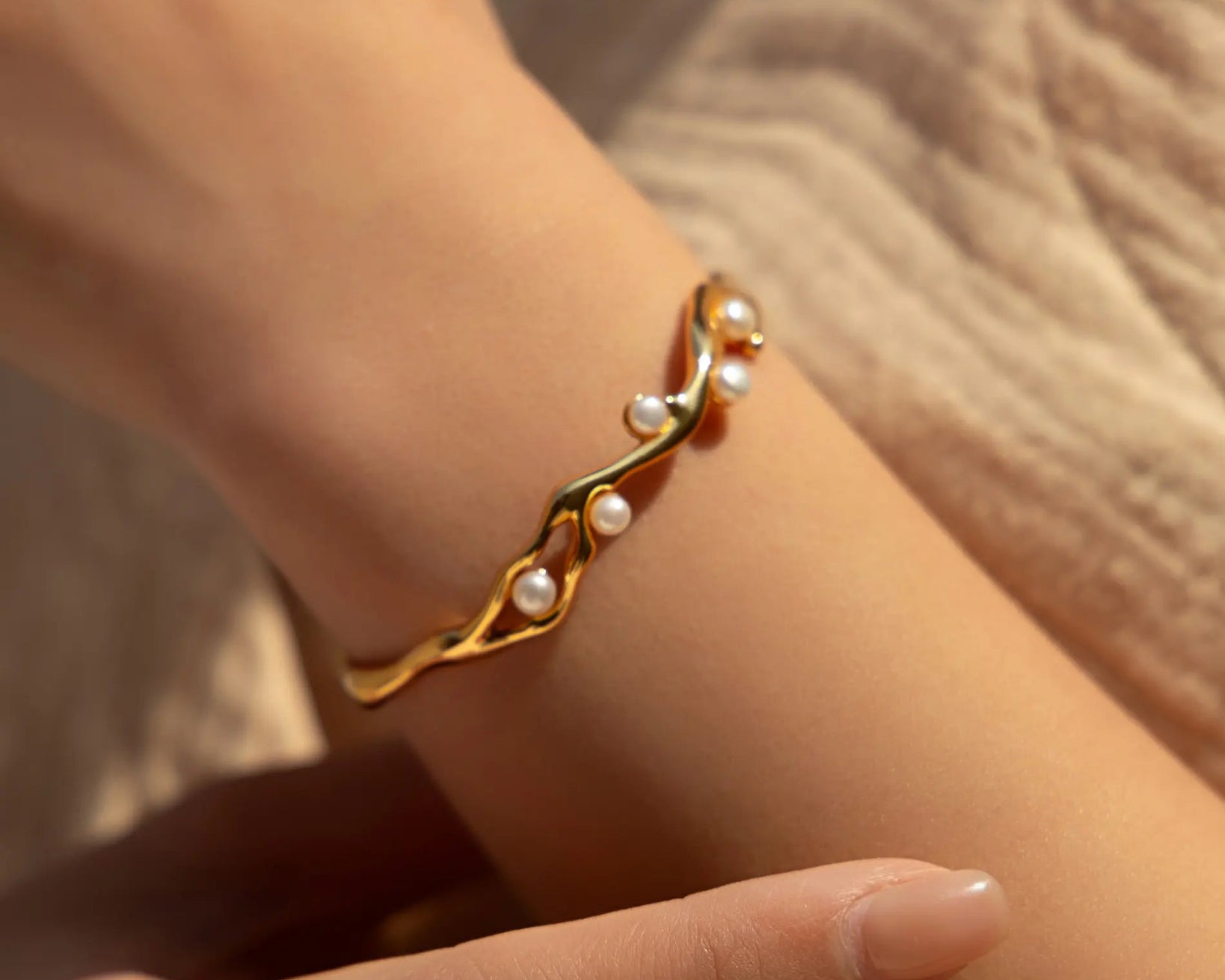 Cloud - Veil Pearl Bracelet - Alarita