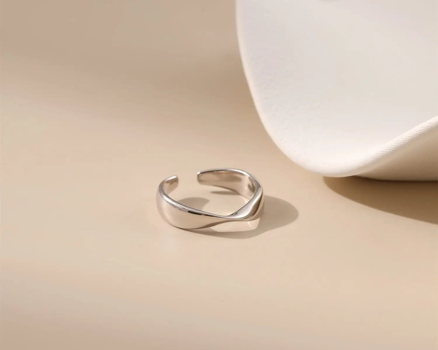 Möbius Twist Texture Ring - Alarita