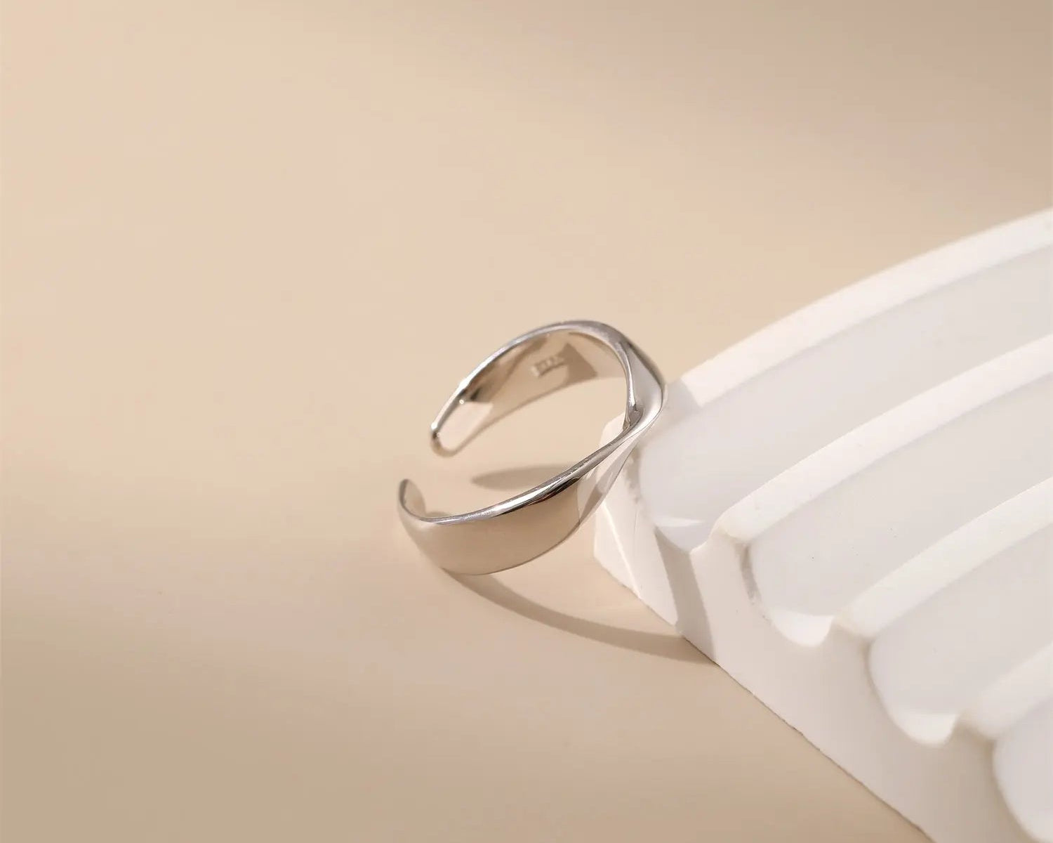 Möbius Twist Texture Ring - Alarita