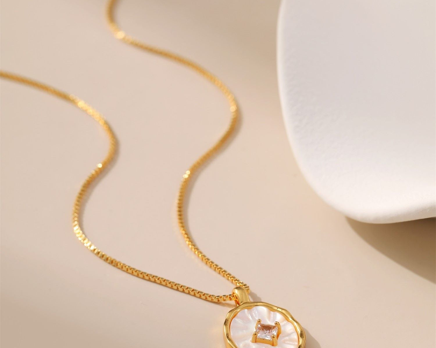 Mother of Pearl Shell Necklace - Alarita
