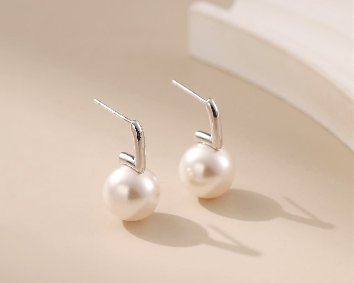 Nura Round Pearl Earrings - Alarita