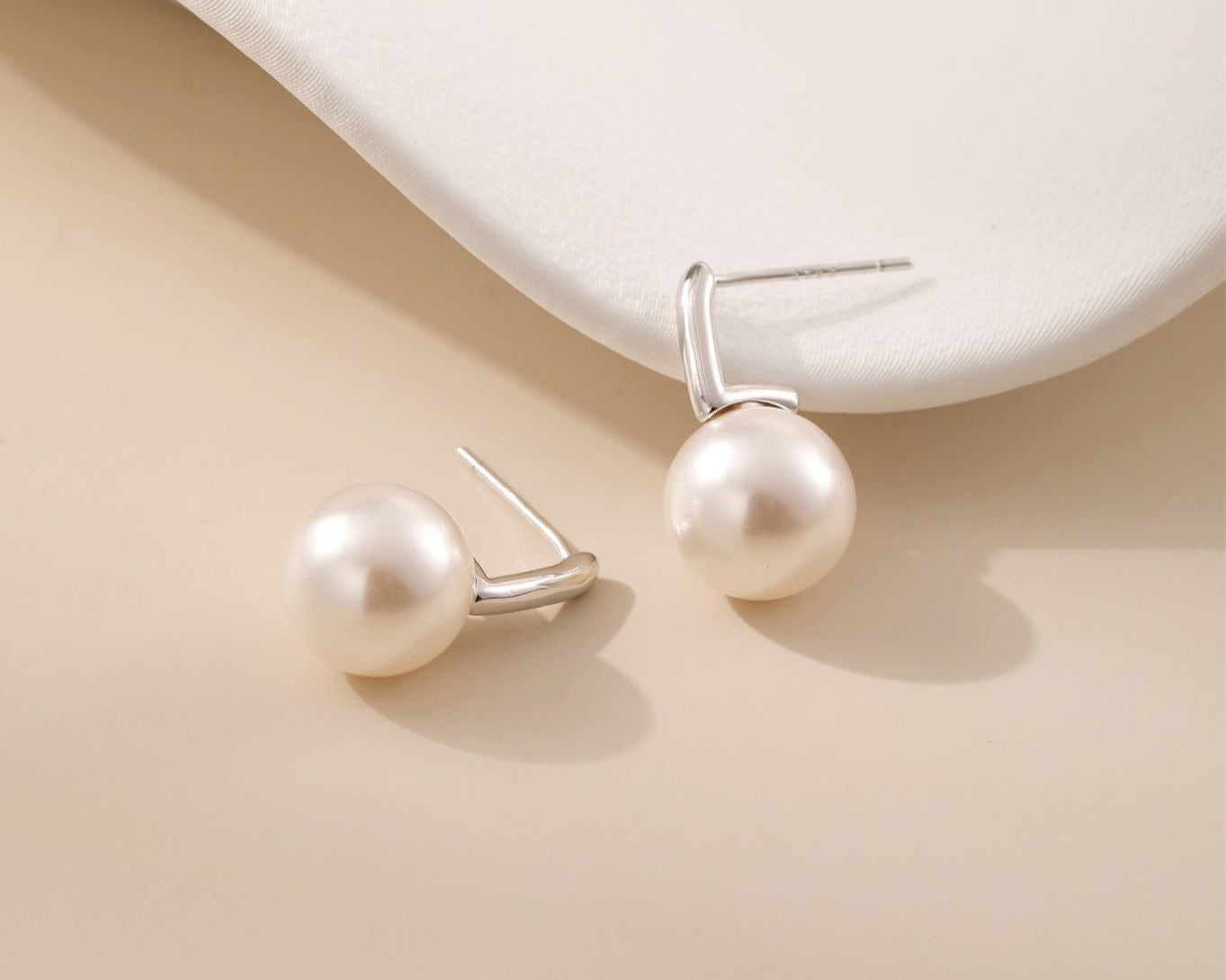 Nura Round Pearl Earrings - Alarita