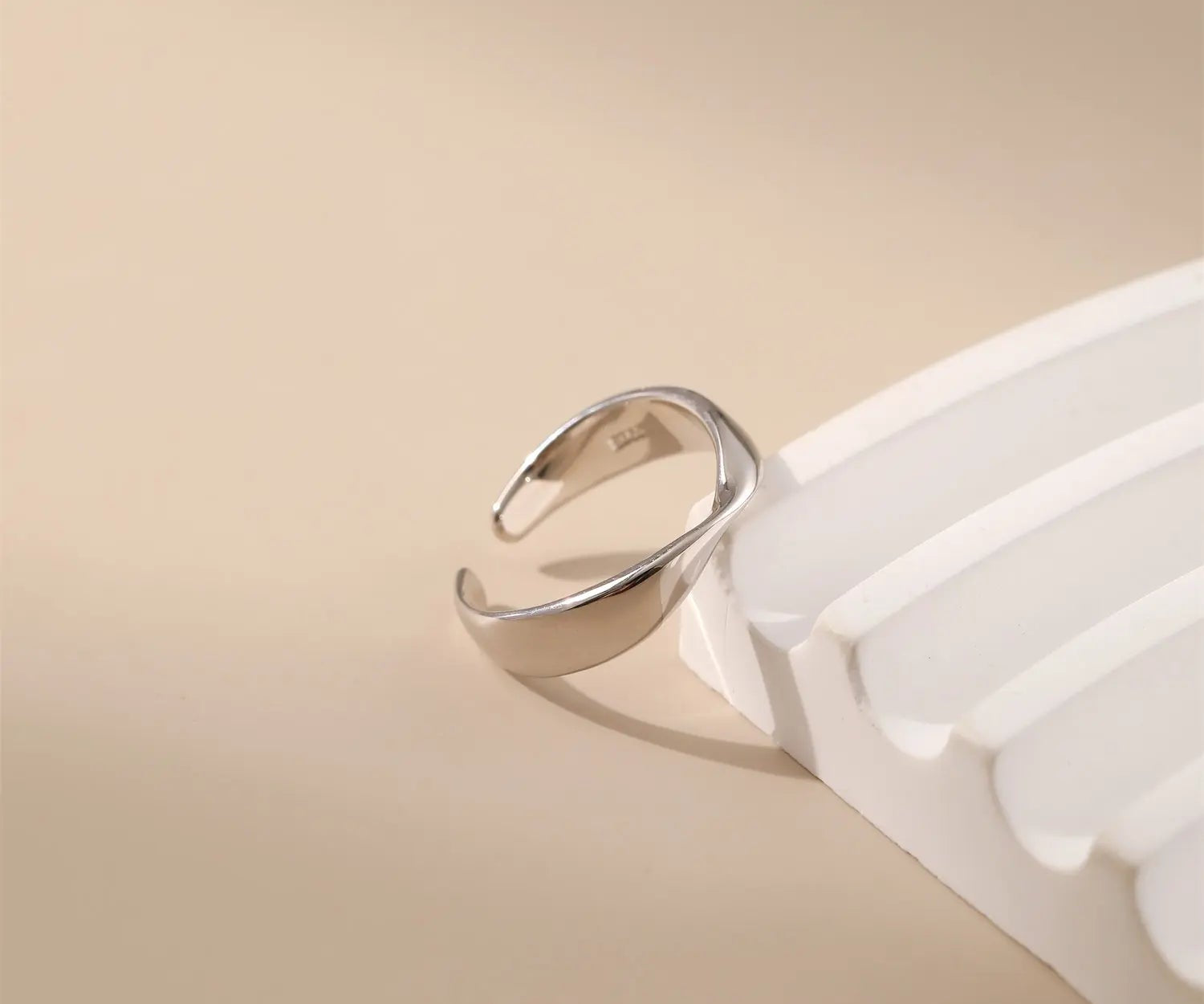  Möbius Twist Texture Ring - Alarita