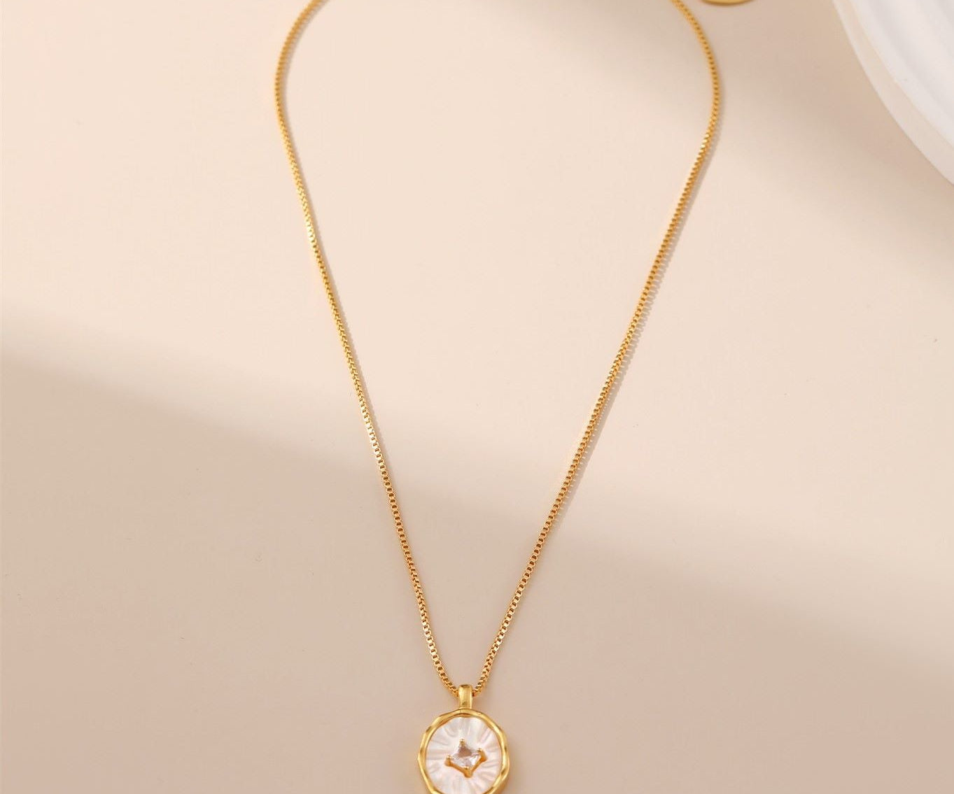 Mother of Pearl Shell Necklace - Alarita