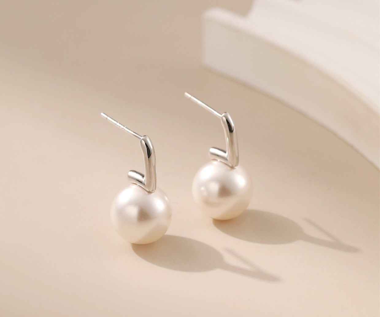 Nura Round Pearl Earrings - Alarita