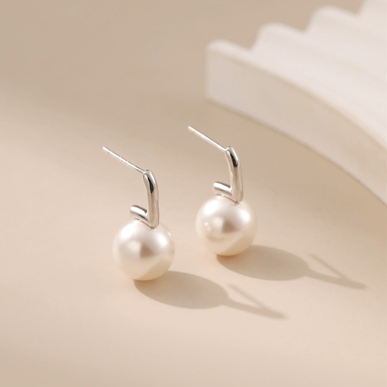 Nura Round Pearl Earrings - Alarita